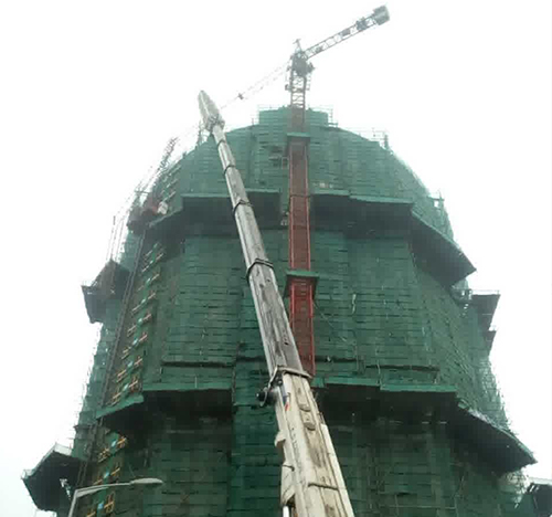 隆林吊车在工地上作业